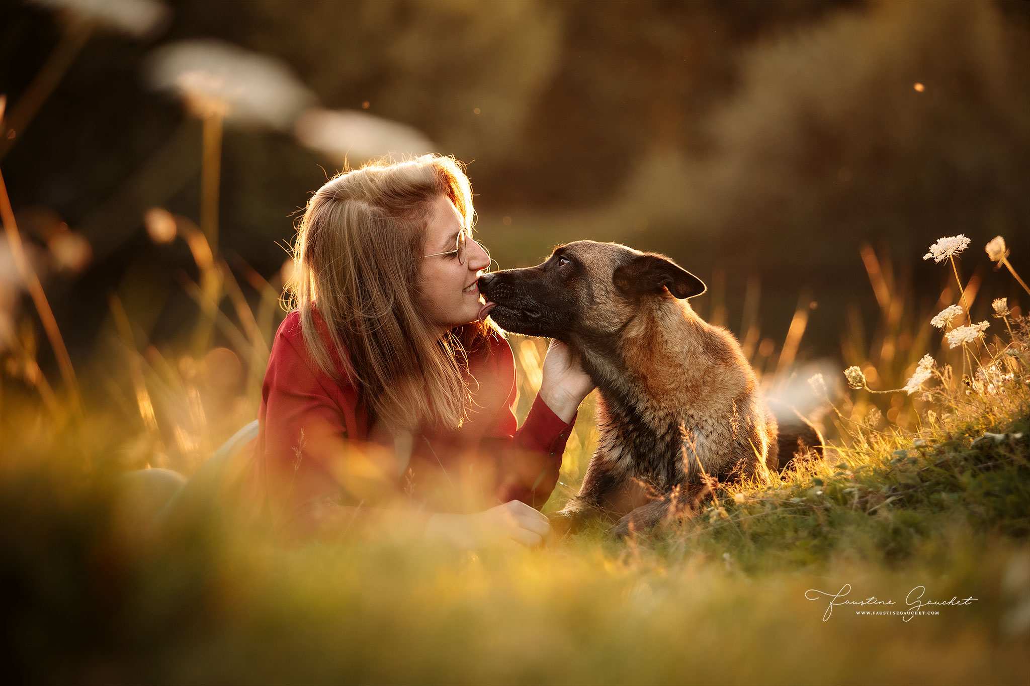 chien malinois et femme coucher du soleil bretagne