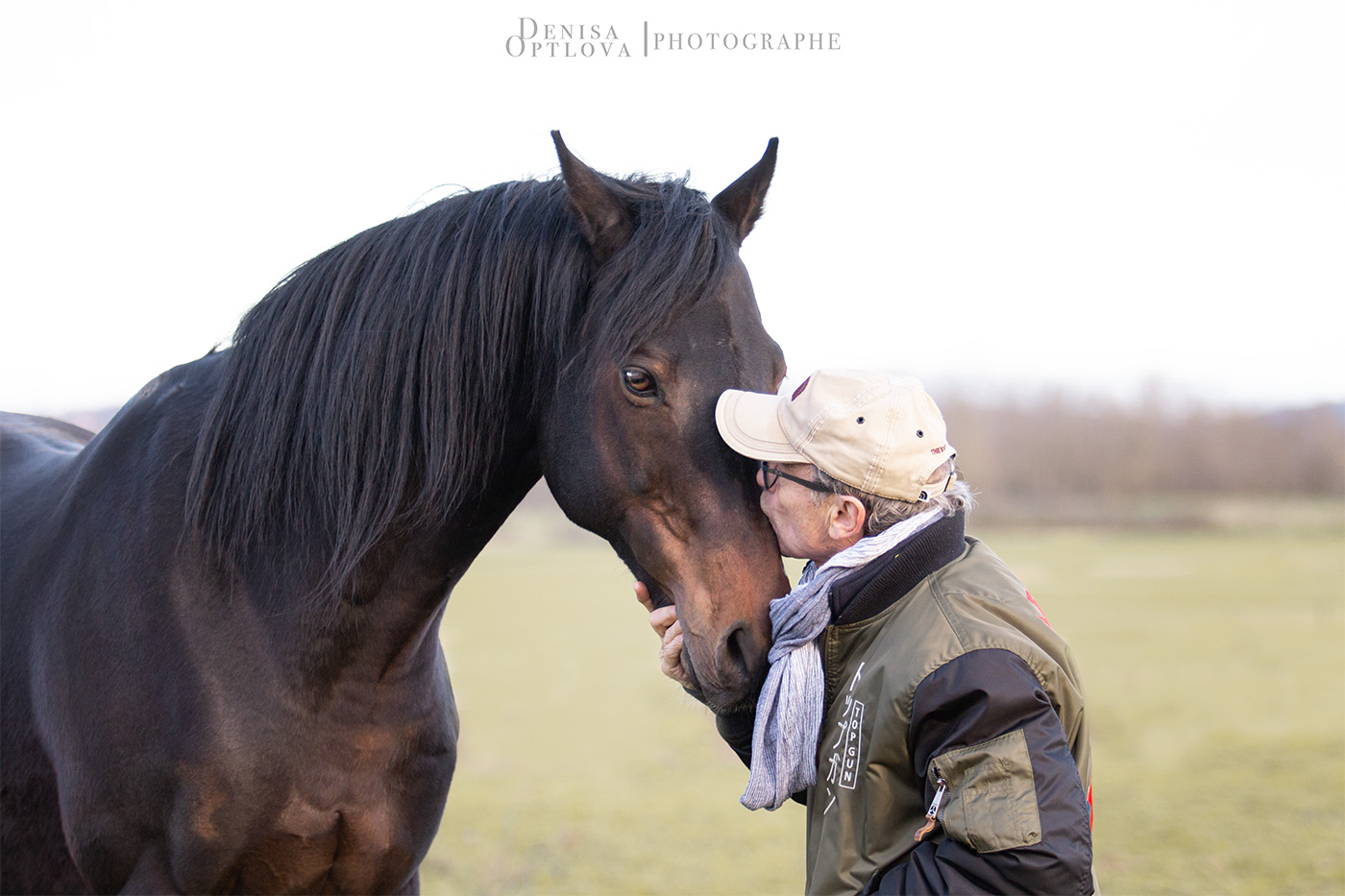 Cheval et son propriétaire faisant un bisou - Denisa Optlova